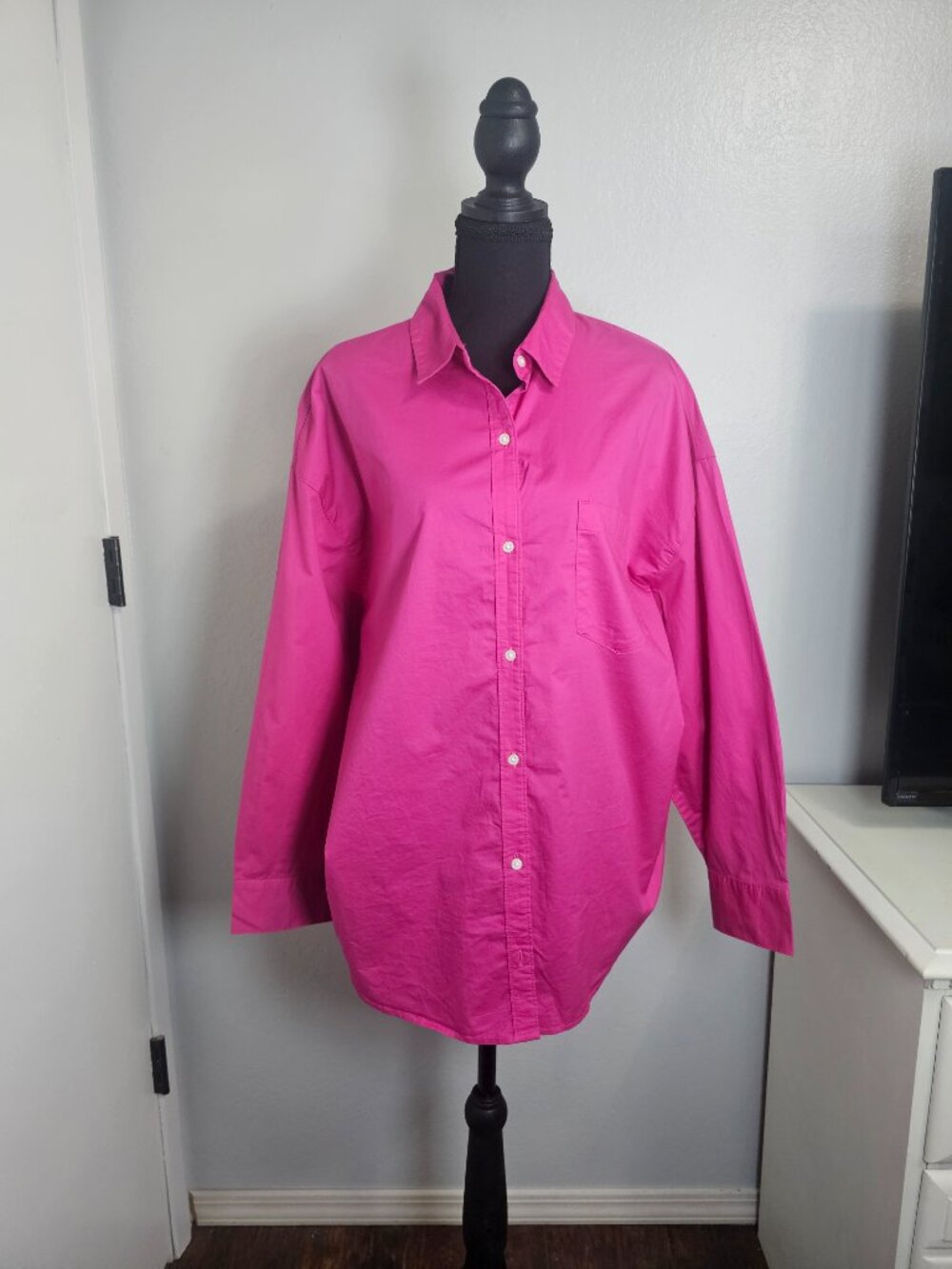 NWT Old Navy Boyfriend Shirt Women's Fuchsia Pink Button Down Long Sleeve Size L - Picture 2 of 6
